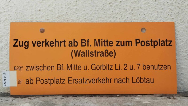 Zug verkehrt ab Bf. Mitte zum Postplatz (Wall­straße) [Zei­ge­finger] zwischen Bf. Mitte u. Gorbitz Li. 2 u.7 benutzen [Zei­ge­finger] ab Postplatz Ersatz­ver­kehr nach Löbtau