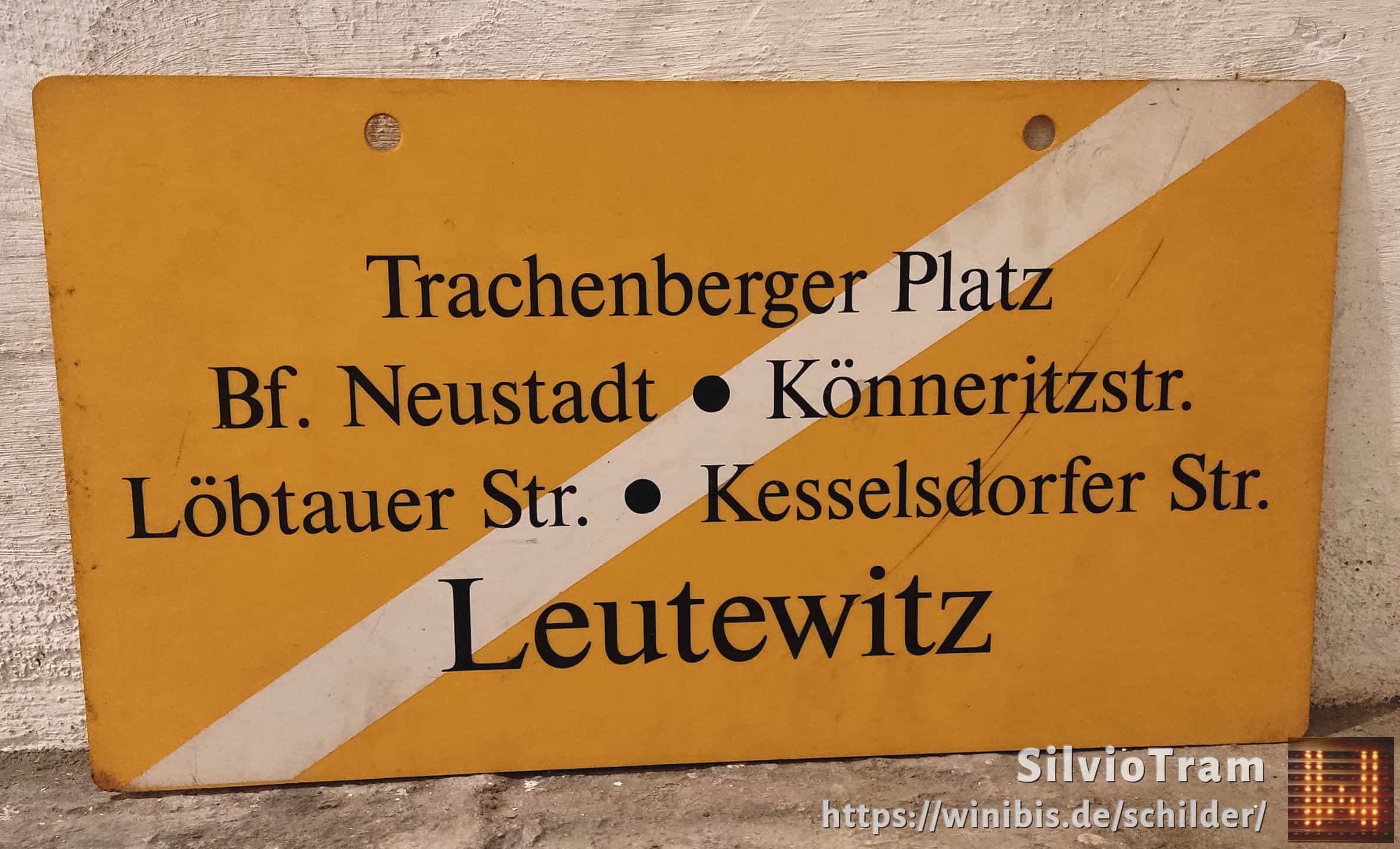 Ein seltenes Straßenbahn-Linienschild aus Dresden von Trachenberger Platz nach Leutewitz #2