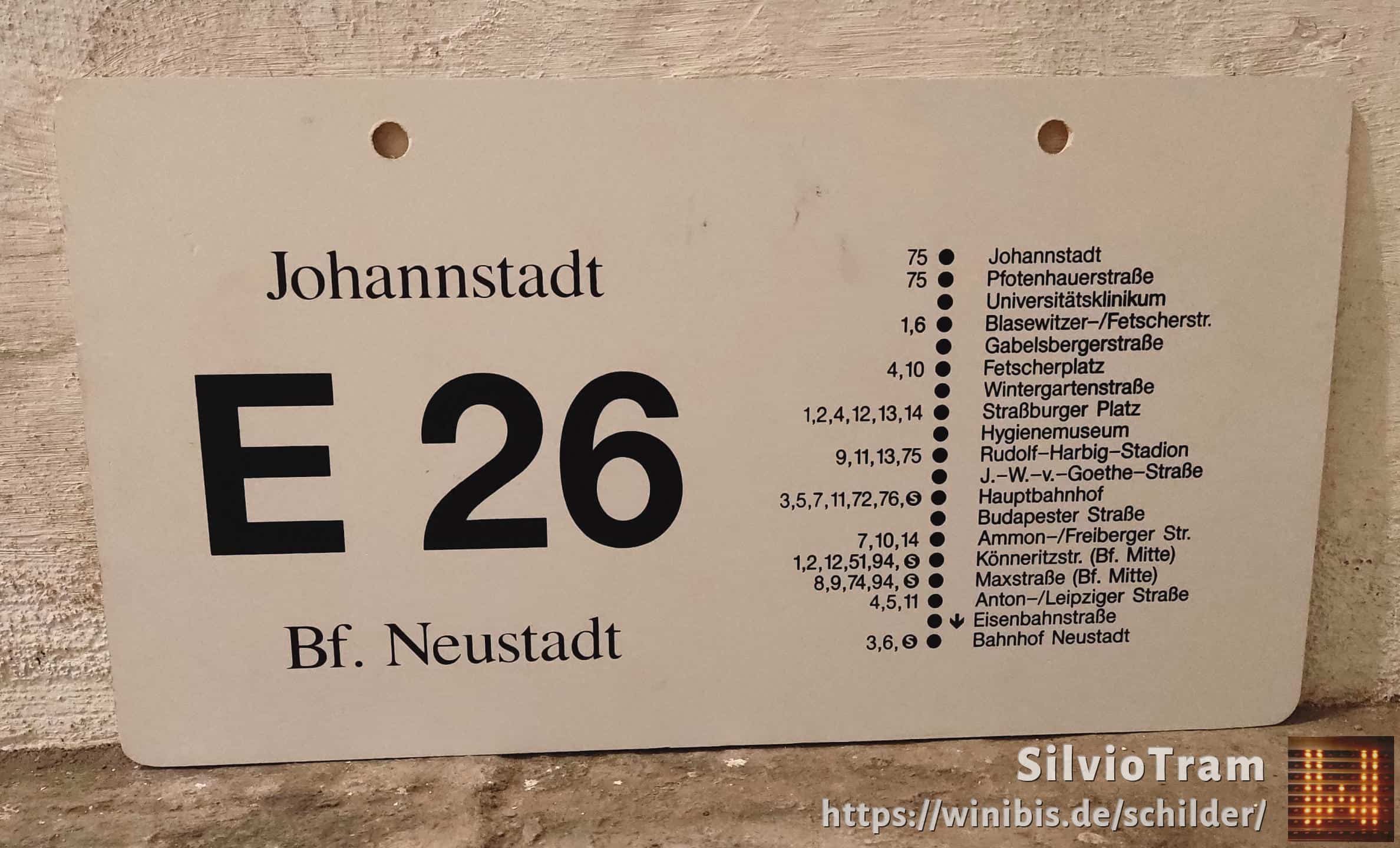 Ein seltenes Straßenbahn-Linienschild aus Dresden der Linie E 26 von Johannstadt nach Bahnhof Neustadt #4
