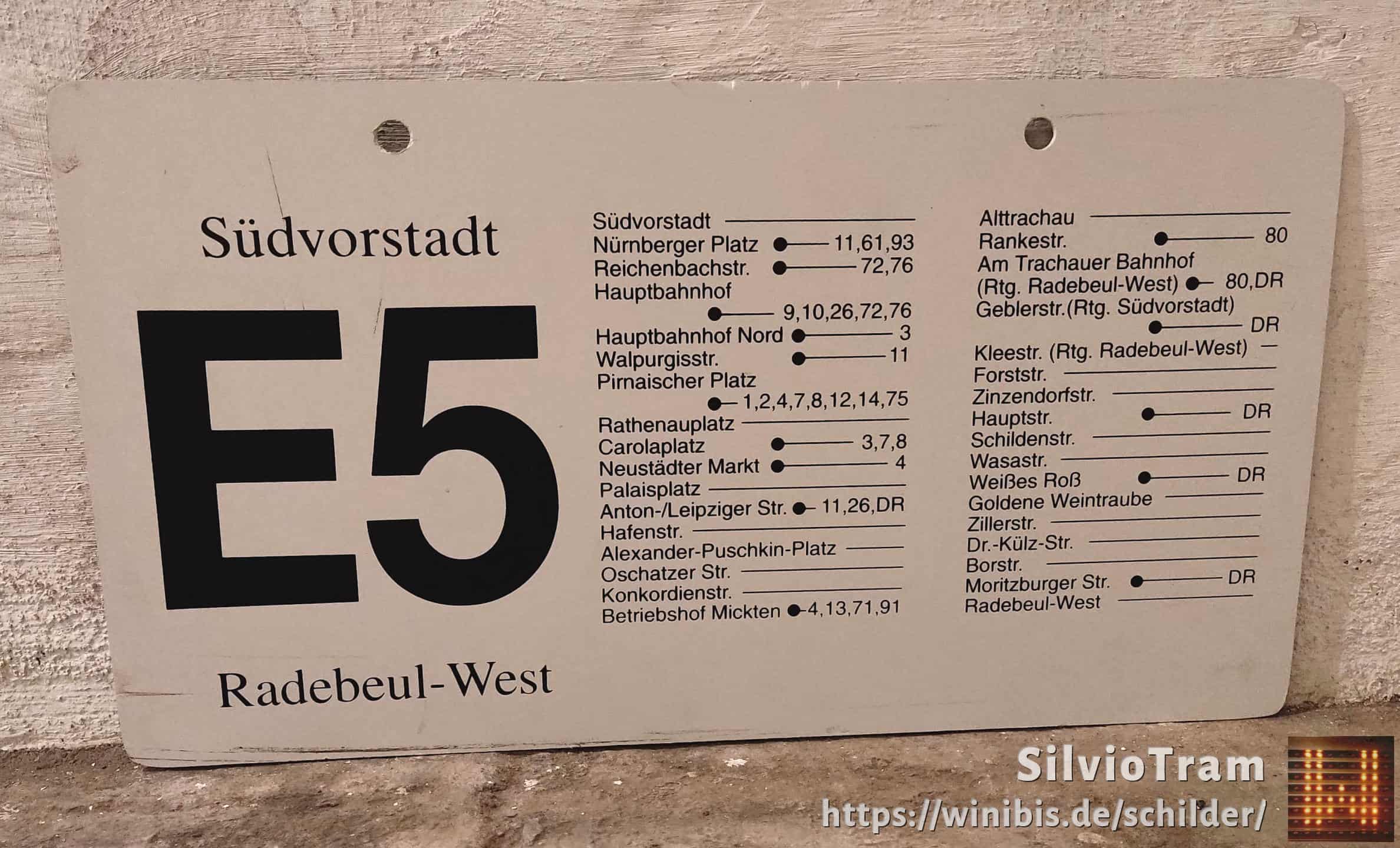 Ein seltenes Straßenbahn-Linienschild aus Dresden der Linie E5 von Südvorstadt nach RadebeulnachWest #4